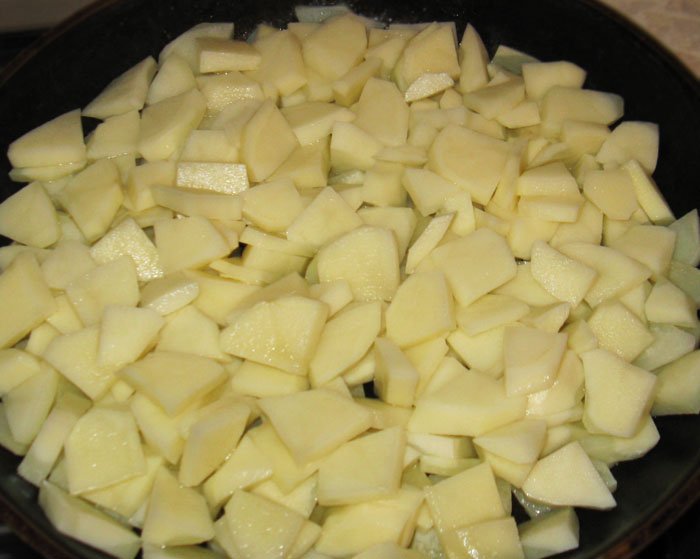 Фото рецепта - Жареная картошка с сосисками - шаг 1