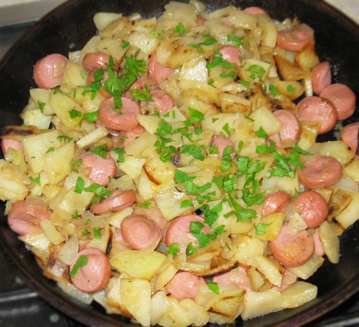 Фото рецепта - Жареная картошка с сосисками - шаг 3