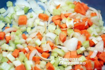 Шаг 3: Добавит морковку и сельдерей