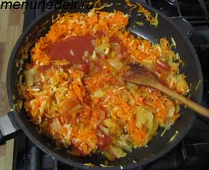 Обжаренные на сковороде лук морковь и томатная паста