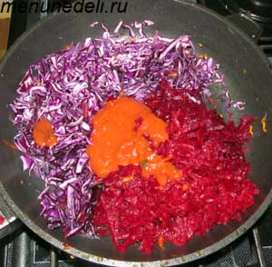Мелко нарезанные свекла с краснокачанной капустой и томатной пастой тушатся на сковороде