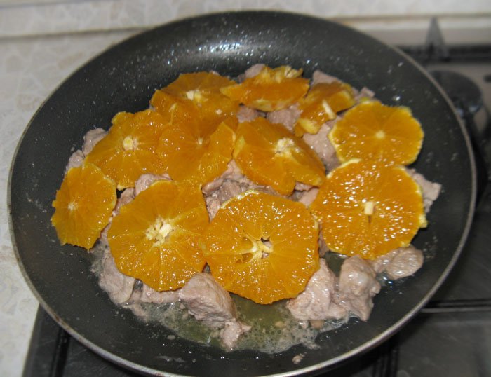 Фото рецепта - Тушеная свинина с апельсинами - шаг 3