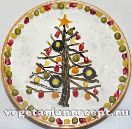 Украшение новогоднего блюда в виде нарядной елки