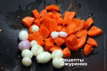 Шаг 3: Обжарить на масле морковку и лук