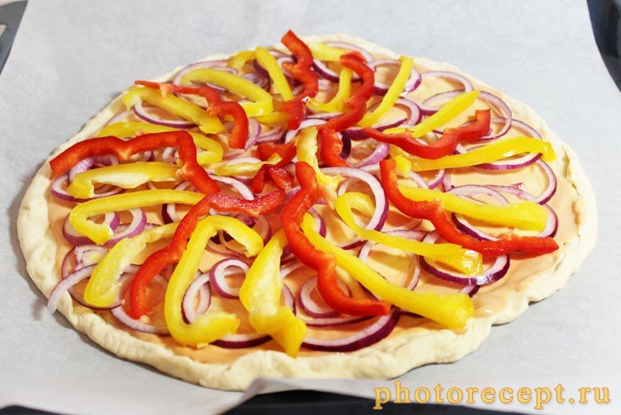 Фото рецепта - Домашняя пицца с болгарским перцем и колбасой пикколини - шаг 5