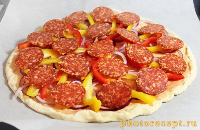 Фото рецепта - Домашняя пицца с болгарским перцем и колбасой пикколини - шаг 6
