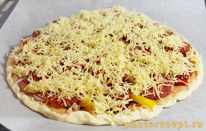 Фото рецепта - Домашняя пицца с болгарским перцем и колбасой пикколини - шаг 7