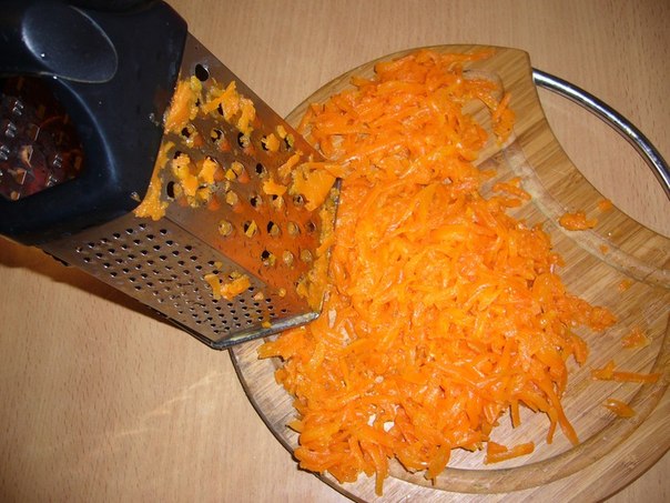 Натереть отварную морковь