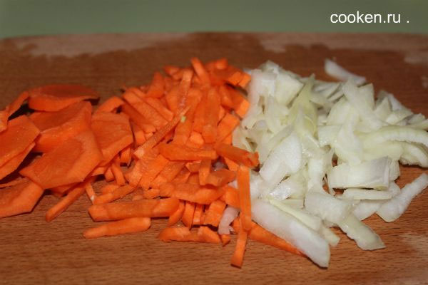 Лук и морковь нарезаем соломкой