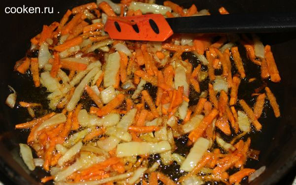 Пассируем лук и морковь
