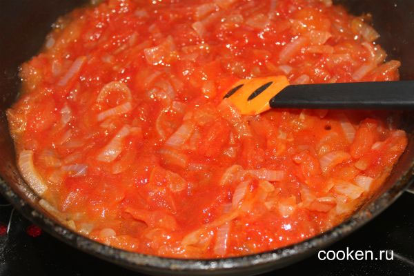 Добавляем томатную пасту и немного воды