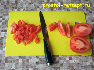 Как приготовить рыбу в духовке: помидоры нарезать кубиками
