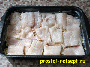 Как приготовить рыбу в духовке: выложить слой рыбы
