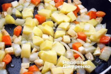 Шаг 3: Очищенный картофель нарезать так же, как и остальные овощи. Обжаривать картофель с овощами 6-7 минут