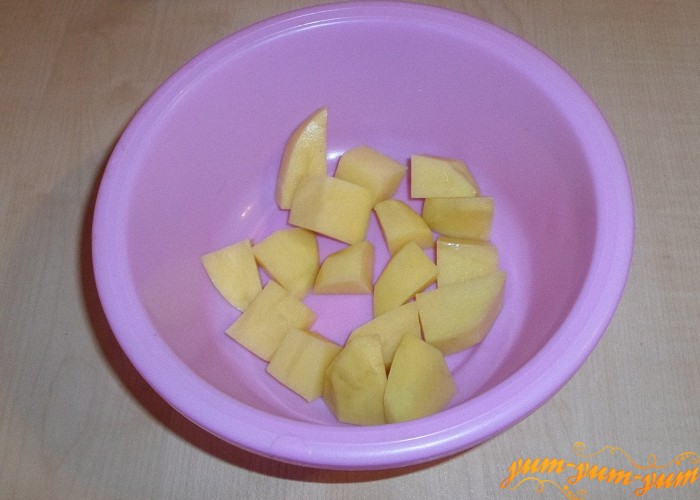 Картошку почистить и нарезать средними кубиками