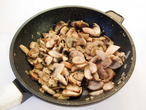 Обжаренные грибы с луком