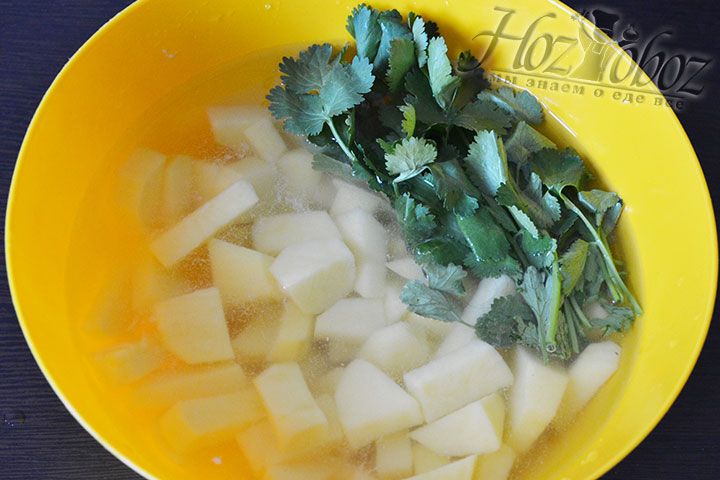 При желании картофель можно заготовить заранее и чтобы избавится от крахмала подержать его в холодной воде