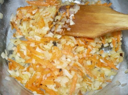 Спассеровать лук с чесноком и морковью на небольшом 