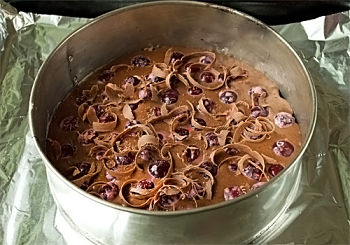 Шоколадный пирог с вишней - рецепт с фото пошагово