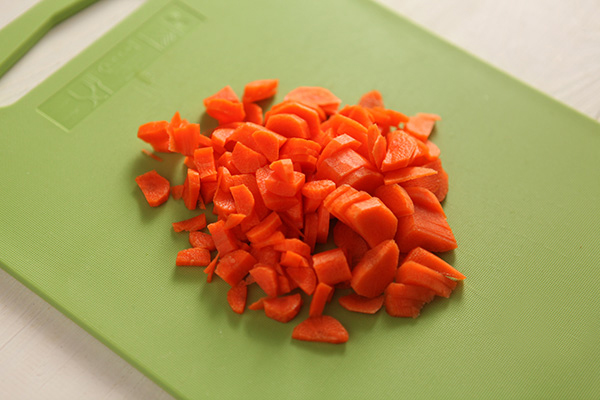 Морковь очищаем и нарезаем крупными ломтиками.