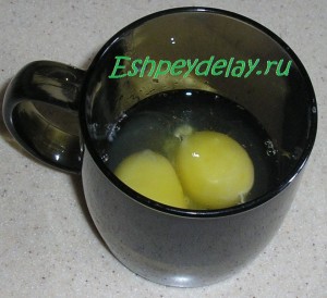 яйца в кружке
