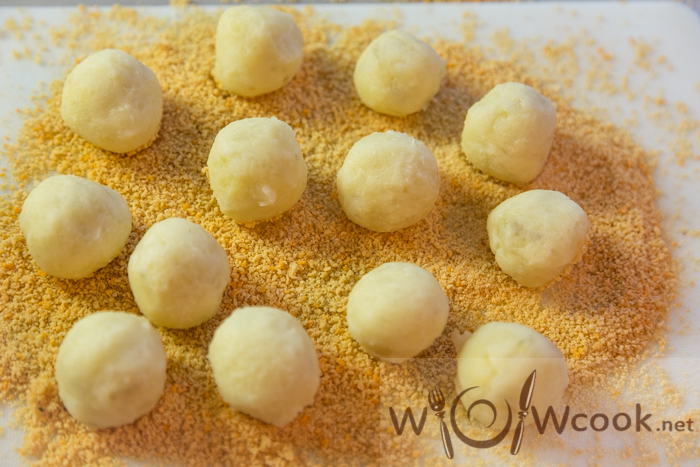 обваливаем картофельные шарики в панировочных сухарях