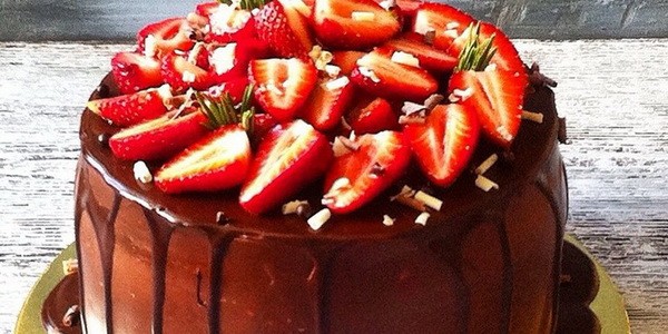 Шоколадный торт с клубникой — рецепты с фото пошагово