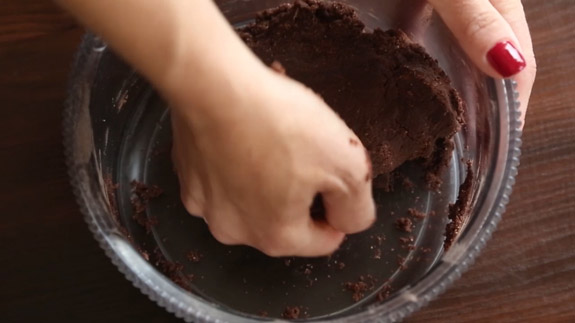 Немного домешиваем тесто руками, собираем его в комок. Американское шоколадное печенье Cookies: пошаговый фото-рецепт