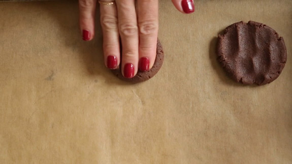 Выкладываем шарики на противень. Американское шоколадное печенье Cookies: пошаговый фото-рецепт