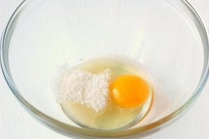 Смешиваем яйцо с сахаром