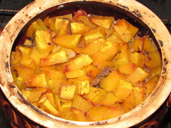 Говядина с тыквой и картофелем в духовке