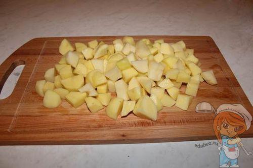 Нарезаем кубиками картошку