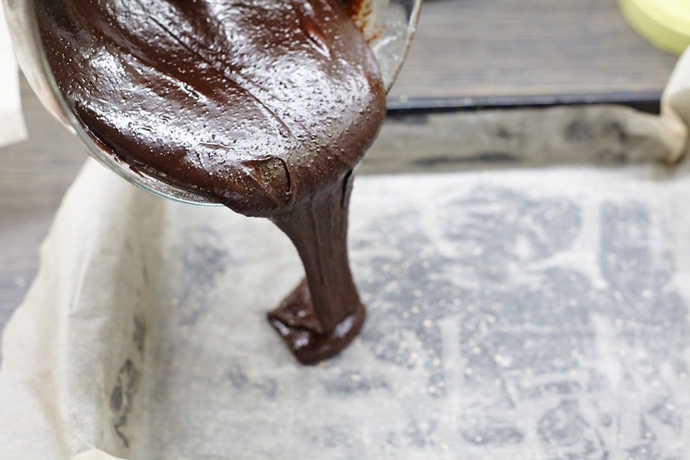 Вылить шоколадное тесто в форму