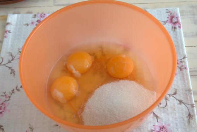 Выкладываем сырые яйца в миску