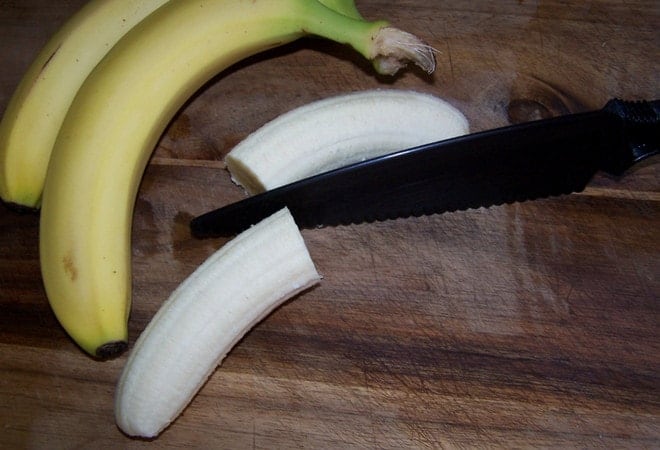 Перед тем как приготовить жареные бананы, нужно почистить их
