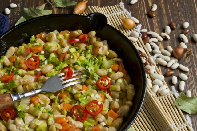 Овощное рагу с фасолью – консервированная фасоль тушеная с овощами