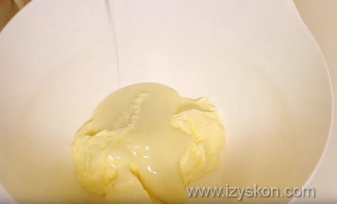 Как сделать нежный крем со сливочным маслом и сгущенкой для королевского торта