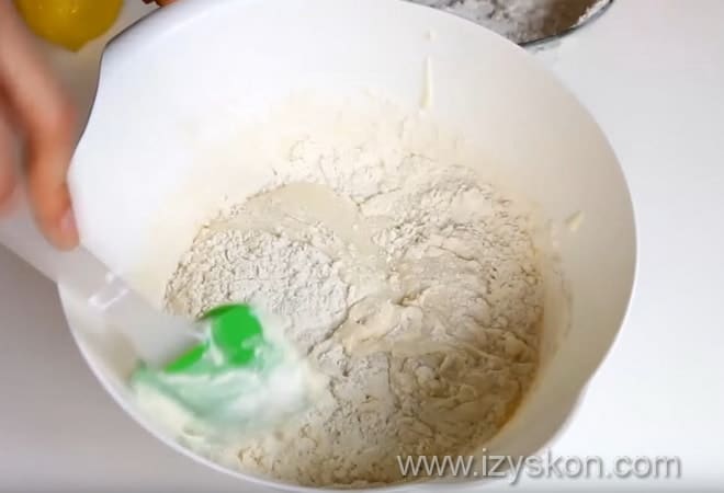 Как делают трехслойный торт с маком, изюмом и орехами