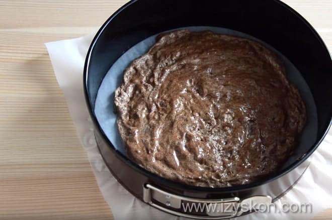 Как пекут основу на шоколадный торт в духовке