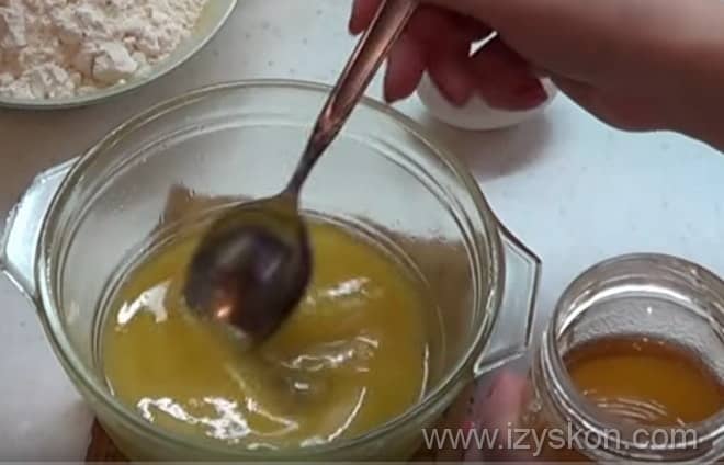 Для приготовления простого кекса в мультиварке сначала смешиваем масло и мед.