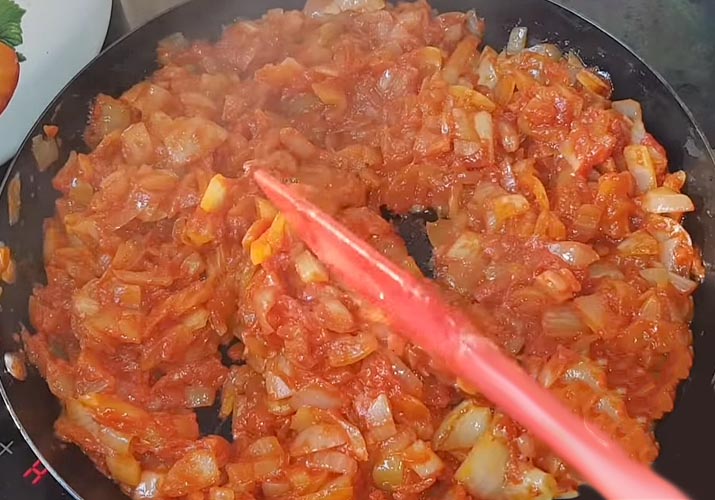 лук с томатной пастой на сковороде