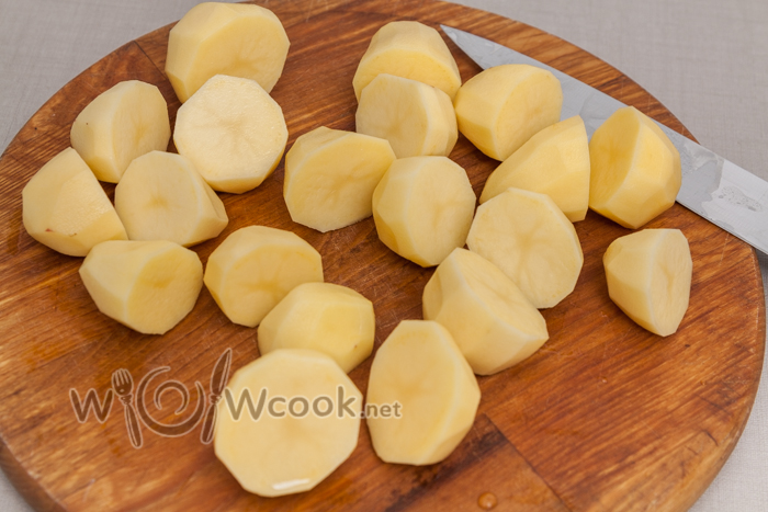 картофель крупно нарезаем или кидаем целый