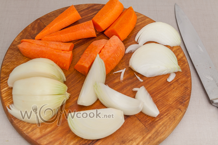 лук и морковь разрезаем на несколько частей