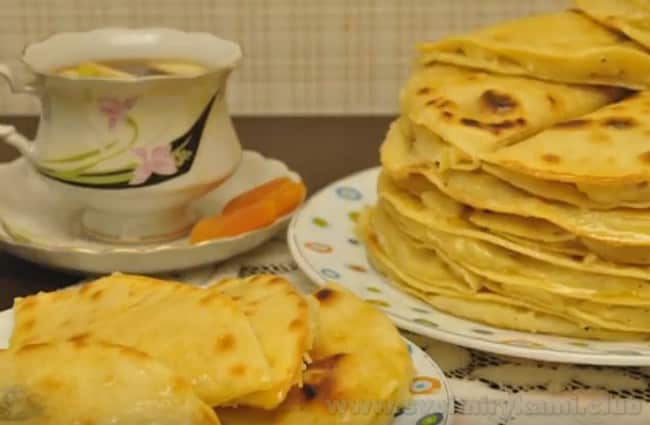 Татарское блюдо кыстыбый с картофелем выгодно тем, что его можно подавать как с чаем, так и с овощами или салатами.