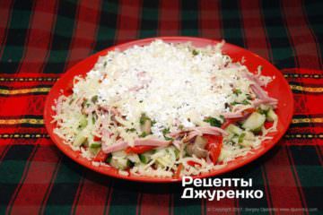Шаг 5: посыпать салат сыром