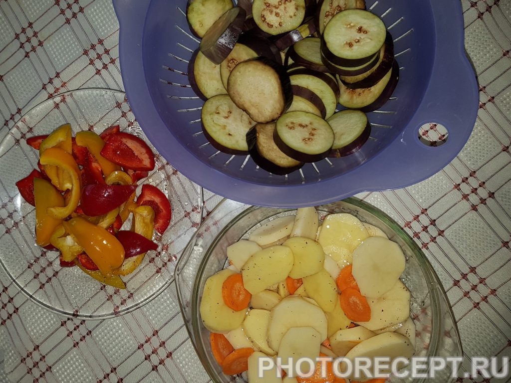 Фото рецепта - Картофель с овощами запеченный в духовке - шаг 2