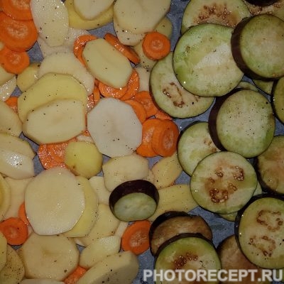 Фото рецепта - Картофель с овощами запеченный в духовке - шаг 3