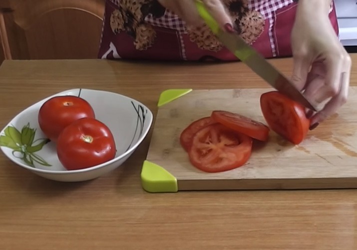 Кабачки с помидорами и сыром в духовке