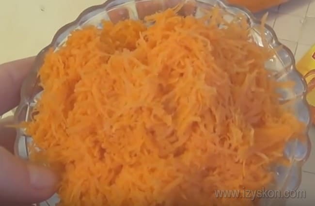 Для приготовления морковных маффинов с цедрой так же, как и в предыдущих рецептах, натираем мелко морковь.