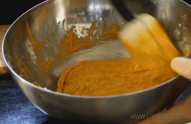 Тесто для шоколадных маффинов с морковью получатся довольно густым.